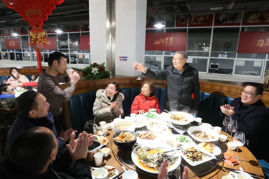 必发智能董事长何清华与留厂员工一起过大年！
