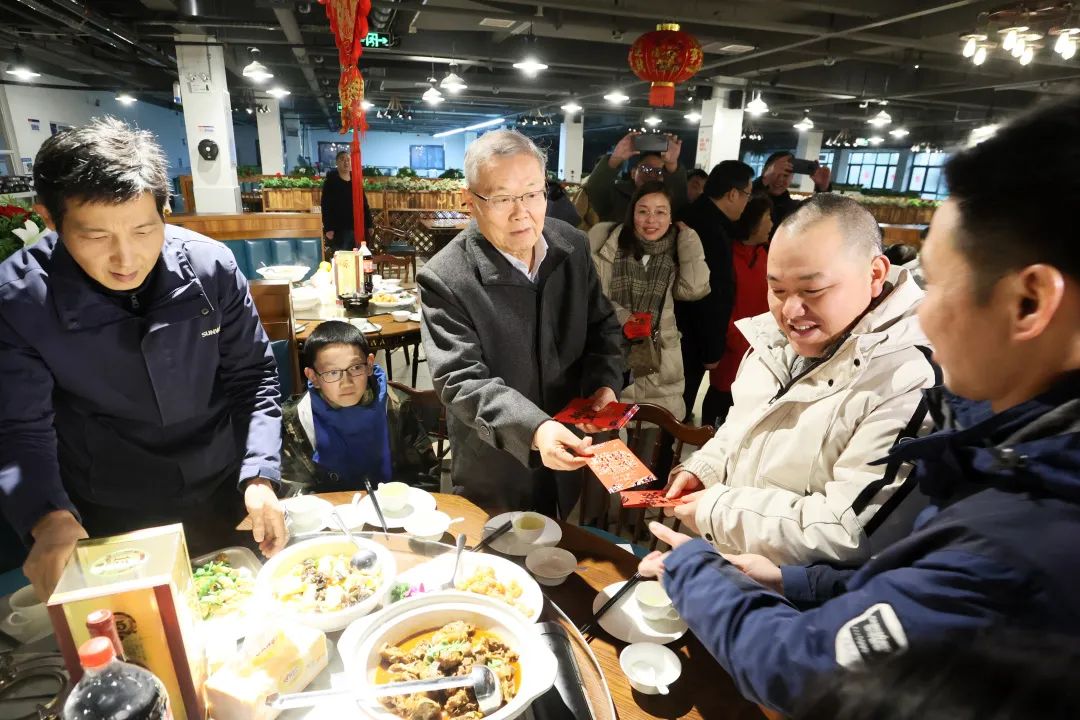 必发智能董事长何清华与留厂员工一起过大年！