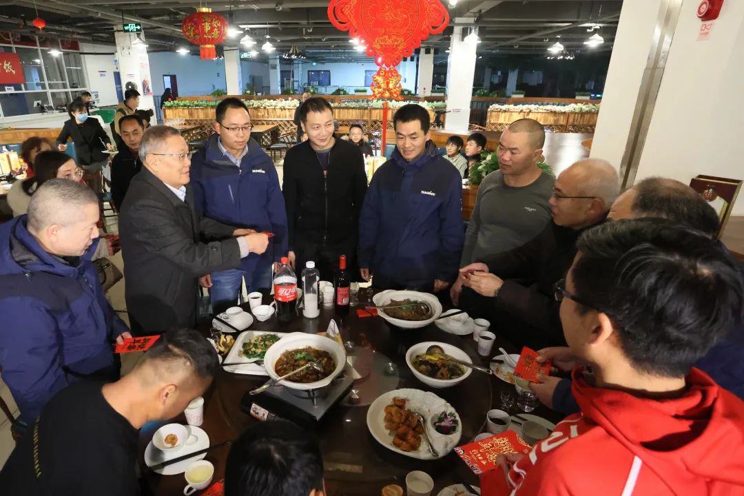 必发智能董事长何清华与留厂员工一起过大年！