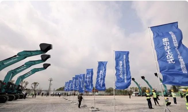 必发智能挖掘机亮相贵阳大数据科创城项目开工仪式