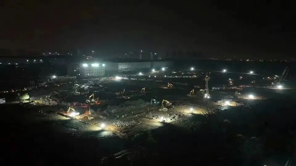 冲锋一线显继续！必发智能挖掘机助力长沙方舱医院建设