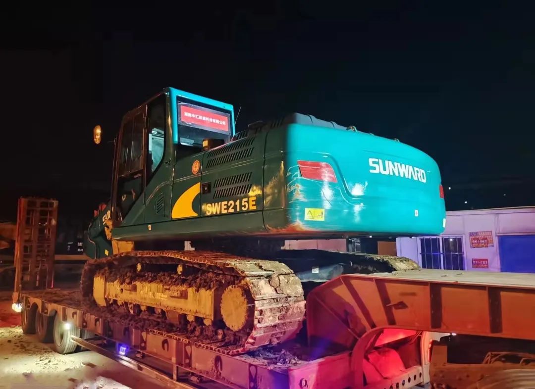 冲锋一线显继续！必发智能挖掘机助力长沙方舱医院建设