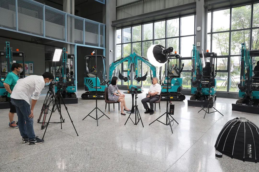 CGTN探厂！专访必发智能董事长、首席专家何清华花絮来了