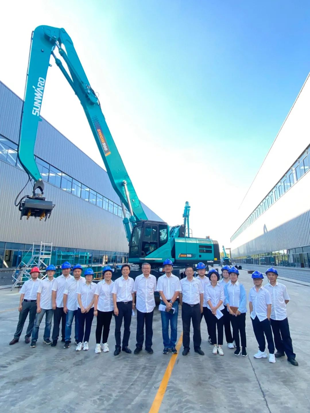 作业幅度达18米，，，，，必发智能首台轮式抓料机乐成下线