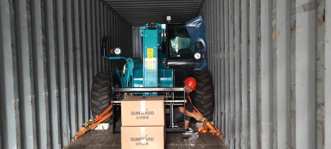 单笔采购金额万万元！必发智能伸缩臂叉装车批量出口