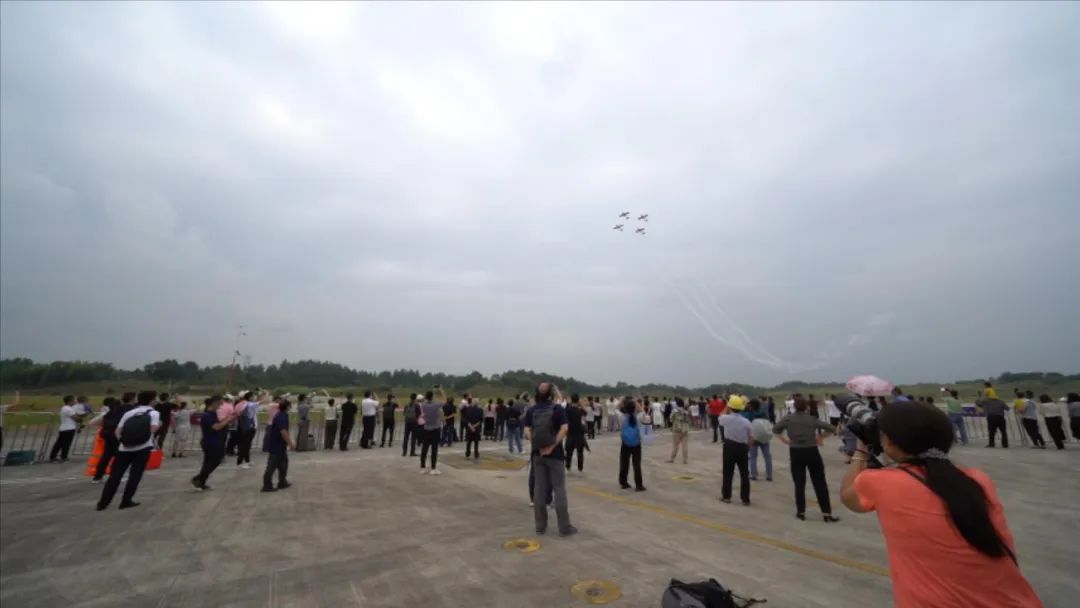 空中着花、大坡度盘旋、俯冲跃升……看必发航行演出队炫技2022湖南航展动态展