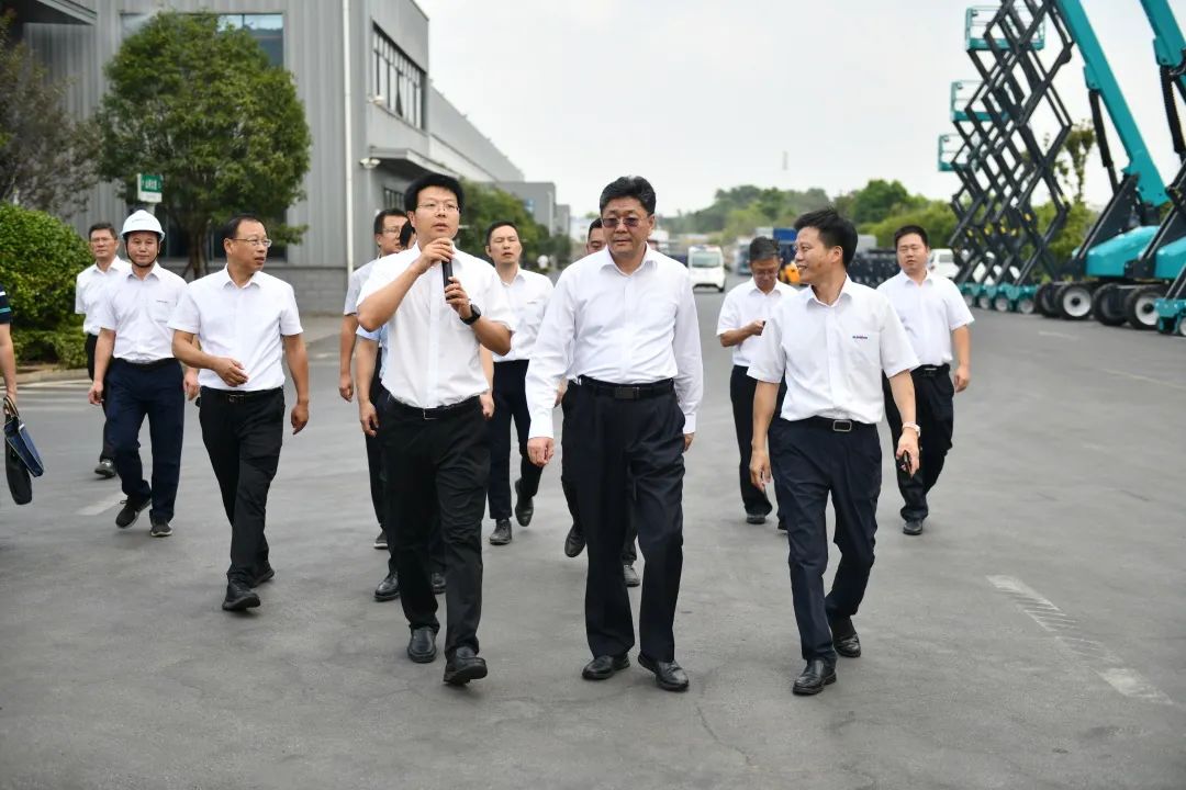 国家应急治理部郭治武局长一行考察必发智能无人化应抢救援装备