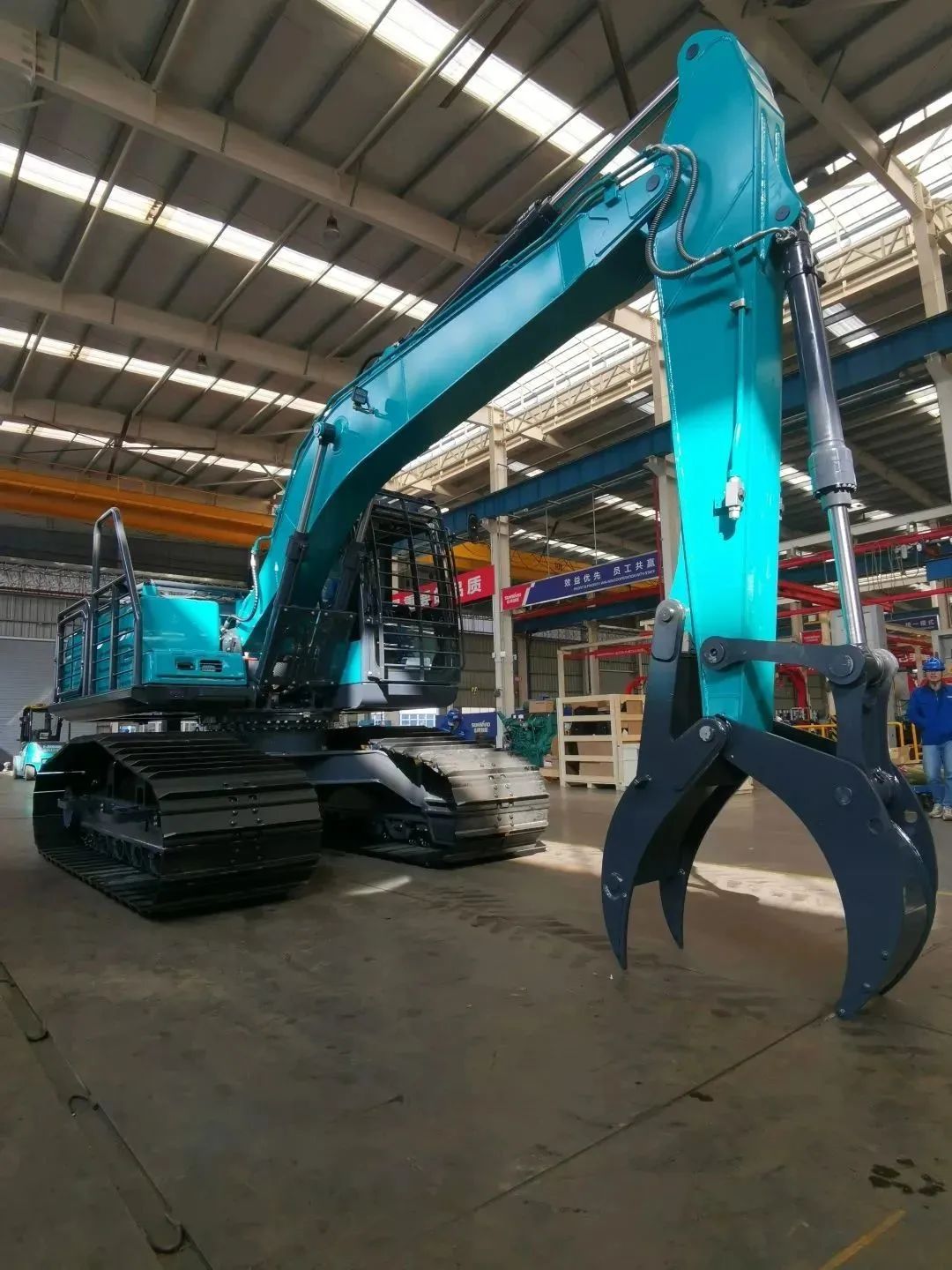 翻山越岭，，，，，，，称霸“武林”！必发智能首款中型林业挖掘机乐成下线