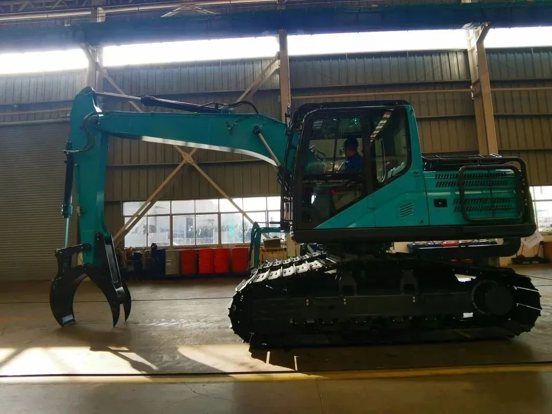 翻山越岭，，，，，，，称霸“武林”！必发智能首款中型林业挖掘机乐成下线