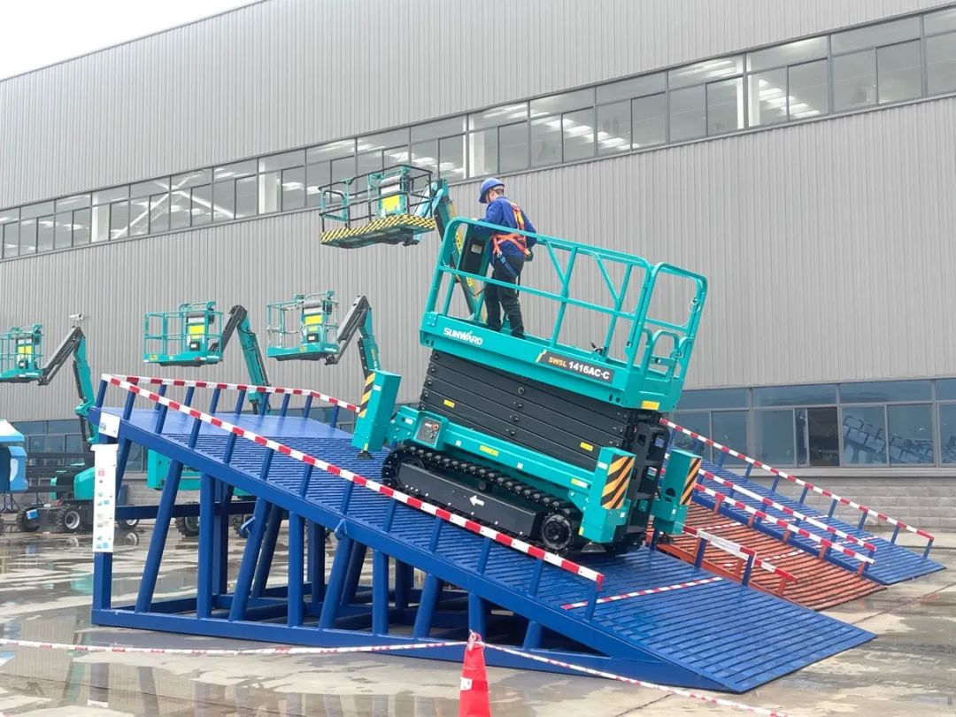 出厂即“出道”！必发智能首款履带剪叉式高空作业平台批量上市