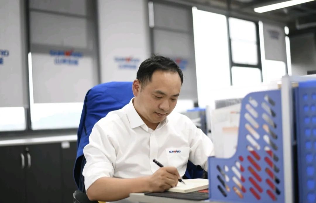 长沙市召开庆祝“五一”国际劳动节大会，，，必发智能1小我私家1整体获表扬！