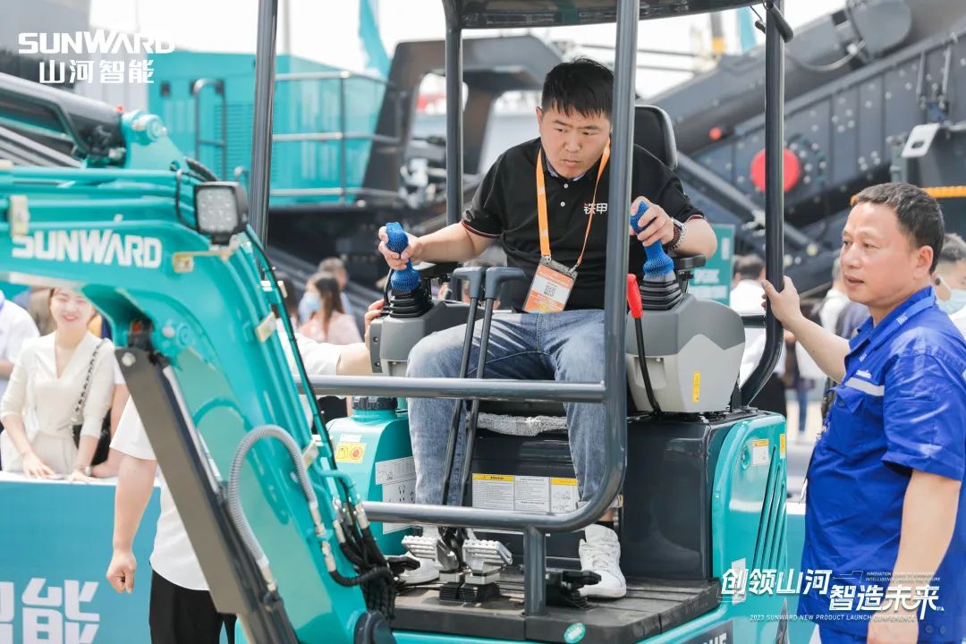 精品出击、互动一直！必发智能F系列挖掘机闪灼长沙展