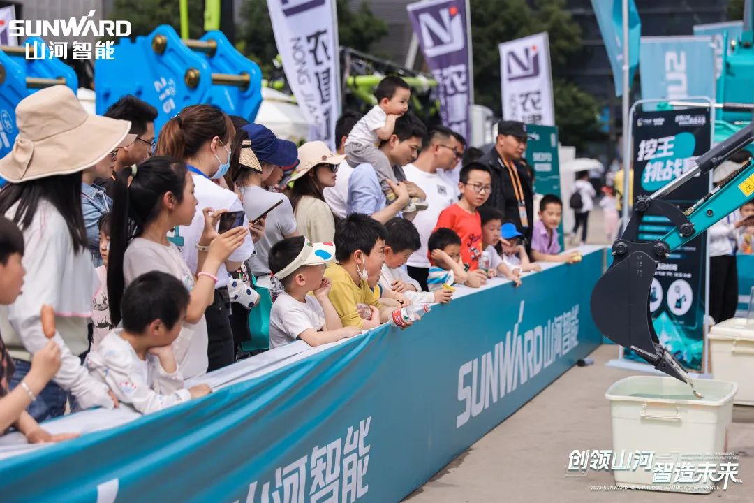 精品出击、互动一直！必发智能F系列挖掘机闪灼长沙展