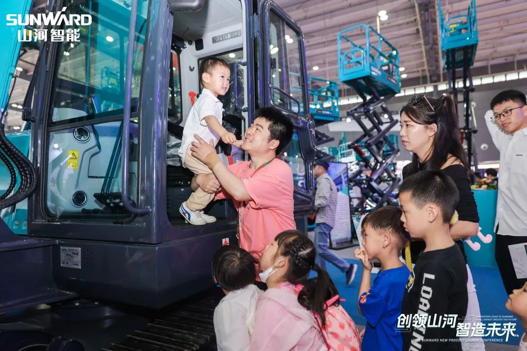 精品出击、互动一直！必发智能F系列挖掘机闪灼长沙展