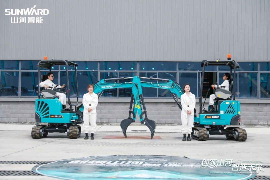 精品出击、互动一直！必发智能F系列挖掘机闪灼长沙展