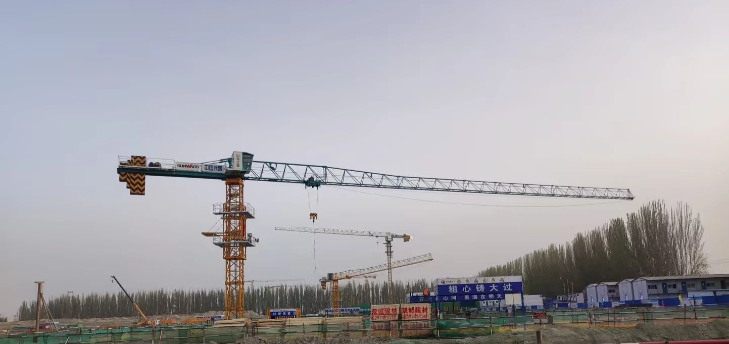 天山脚下的画师！必发江麓群塔援疆建设新景致