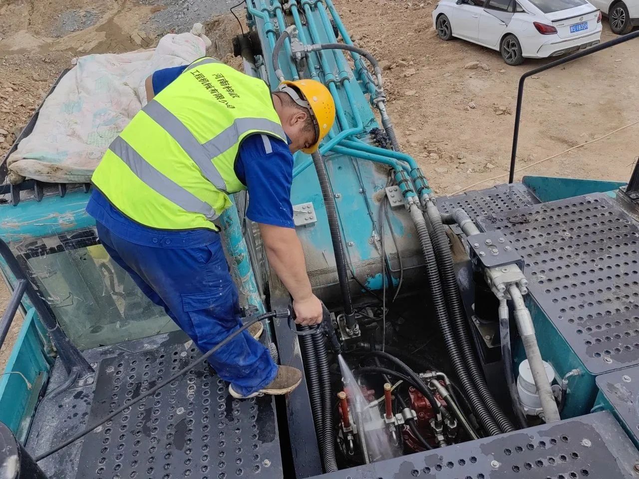 步履一直，，，，效劳不止！必发智能挖掘机效劳万里行火热举行中