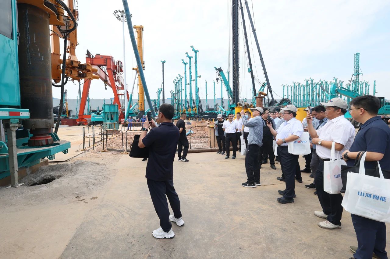 必发智能全球首创深井套管车载钻机下线宣布