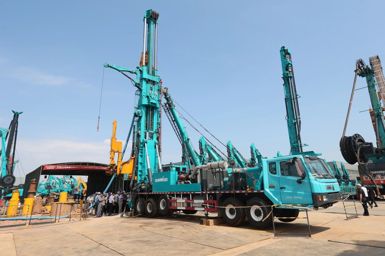 必发智能全球首创深井套管车载钻机下线宣布