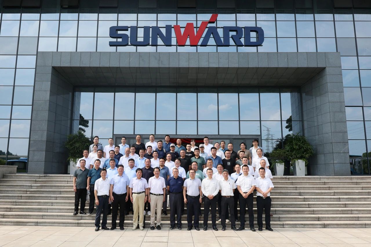 必发智能全球首创深井套管车载钻机下线宣布