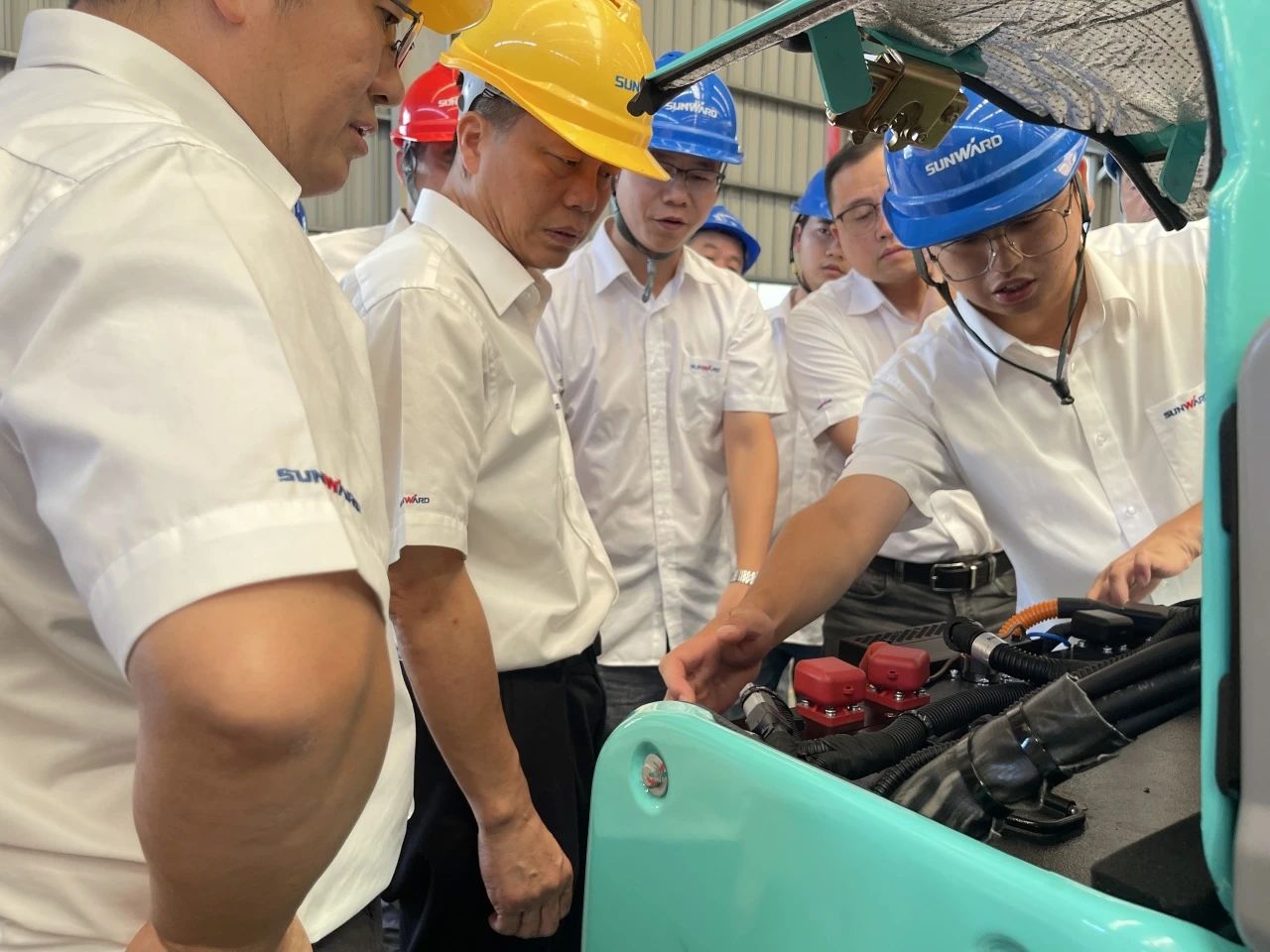 小身段，，，大能量！必发智能最小纯电动液压挖掘机乐成下线