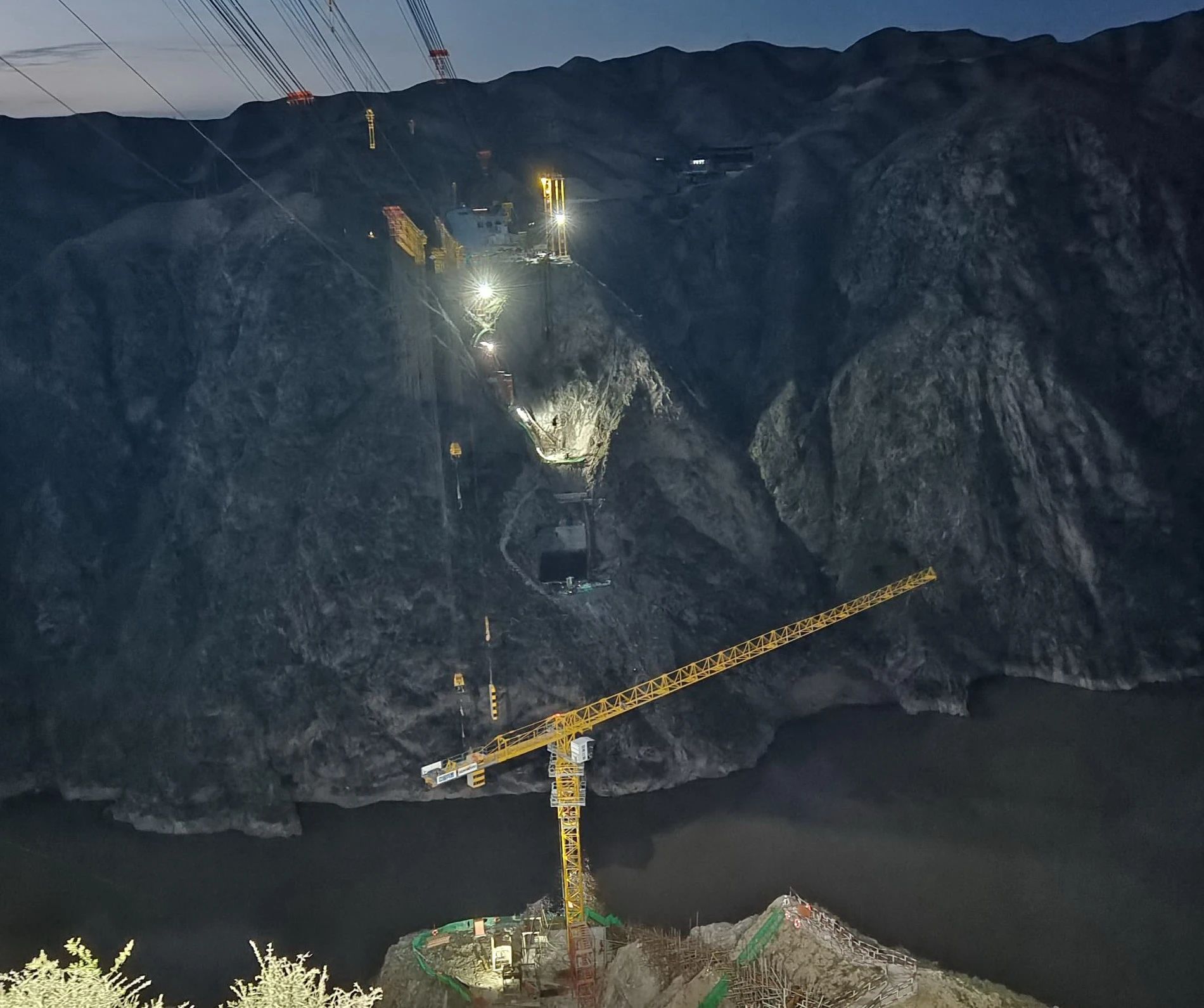 一桥通南北，，，群岭变坦途！必发江麓塔机助建洮河大桥