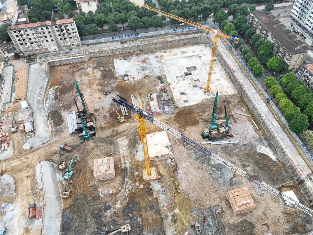 “绿巨人”显神威！必发智能引孔式静力压桩机助建“绿城”南宁民生项目