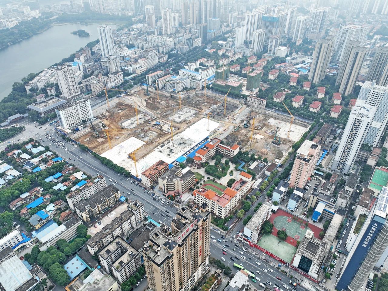 “绿巨人”显神威！必发智能引孔式静力压桩机助建“绿城”南宁民生项目