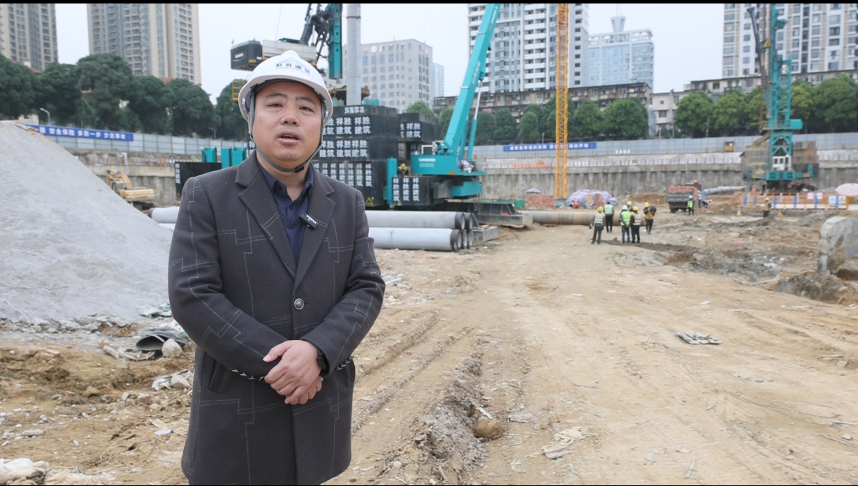 “绿巨人”显神威！必发智能引孔式静力压桩机助建“绿城”南宁民生项目