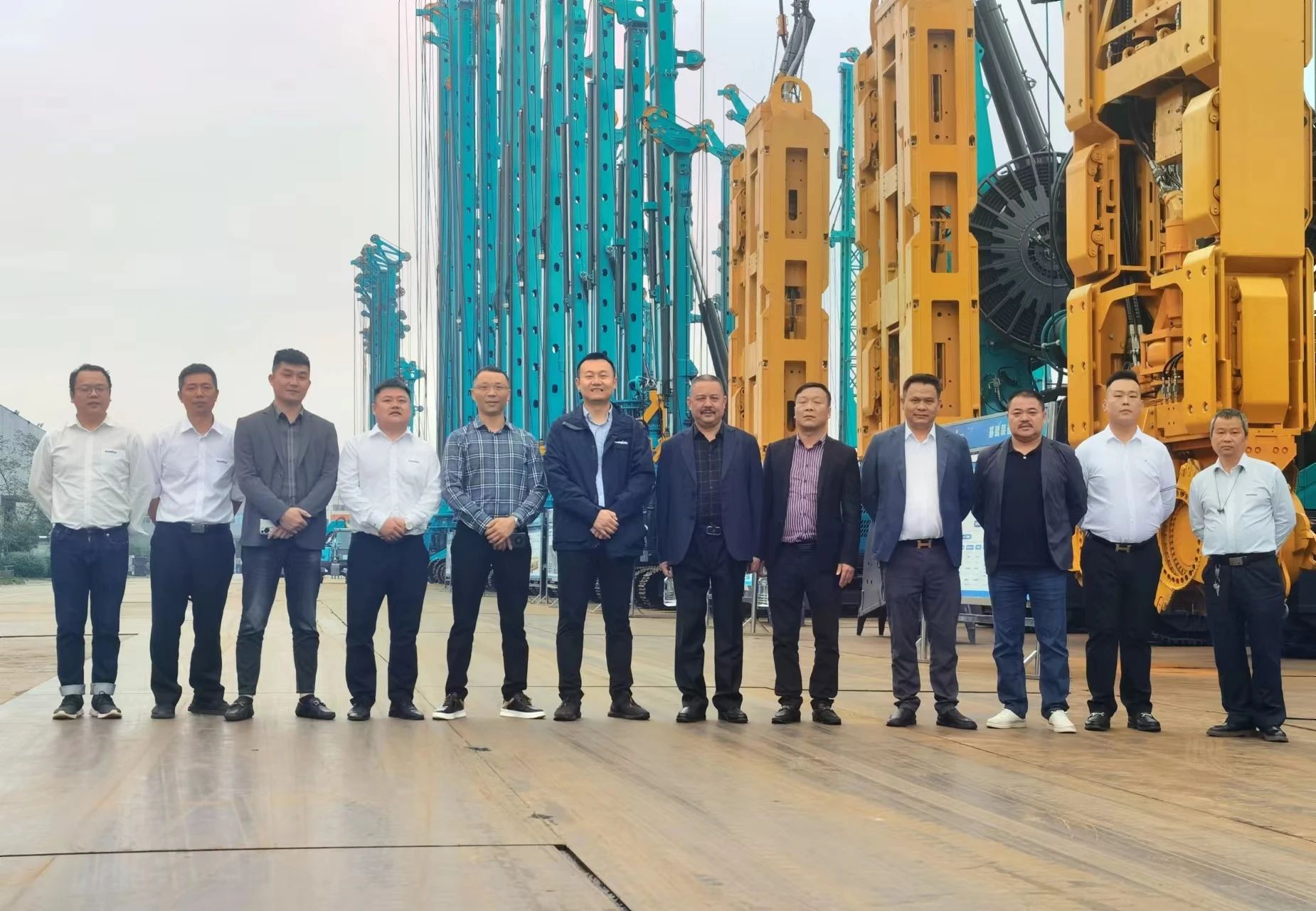行业严冬现暖阳！现场签购20台旋挖钻机，，，，，，，必发智能携手湖南骏牛助力国家电网项目建设
