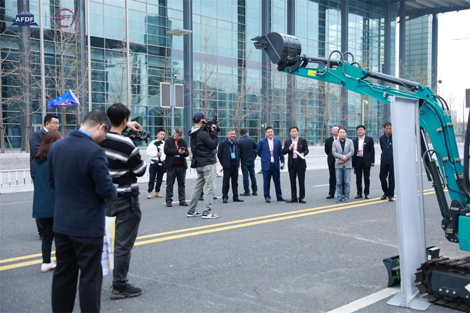 坚持立异，，，赋能工业！必发智能出席第十三届深基础工程生长论坛