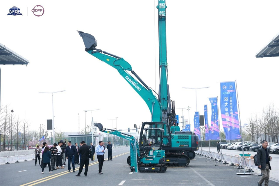 坚持立异，，，赋能工业！必发智能出席第十三届深基础工程生长论坛