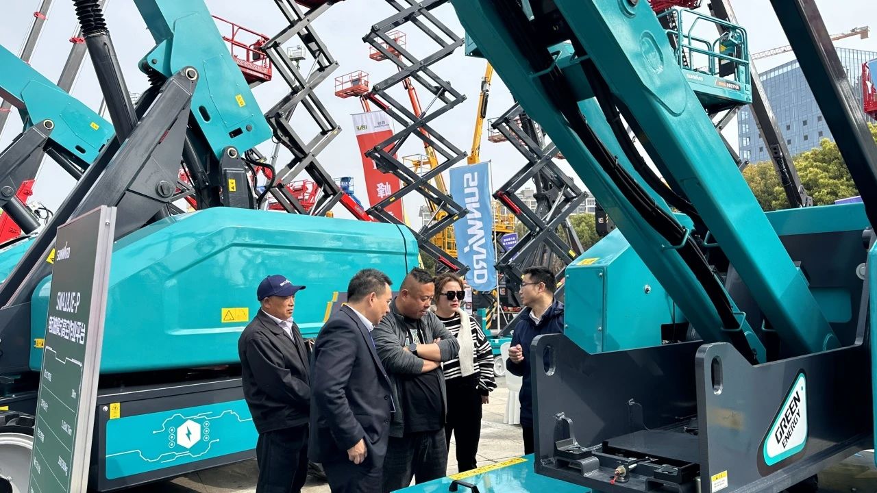 “爆品”来袭，，，，，，，签简单直！ 必发智能艳服亮相第八届天下高空作业平台租赁大会