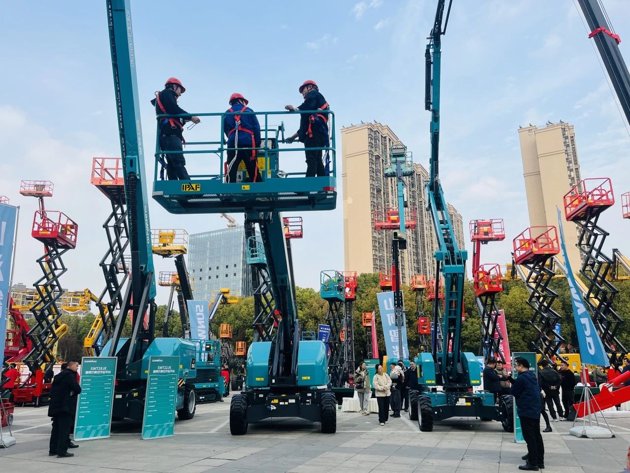 “爆品”来袭，，，，，，，签简单直！ 必发智能艳服亮相第八届天下高空作业平台租赁大会