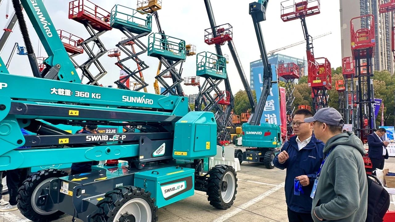 “爆品”来袭，，，，，，，签简单直！ 必发智能艳服亮相第八届天下高空作业平台租赁大会