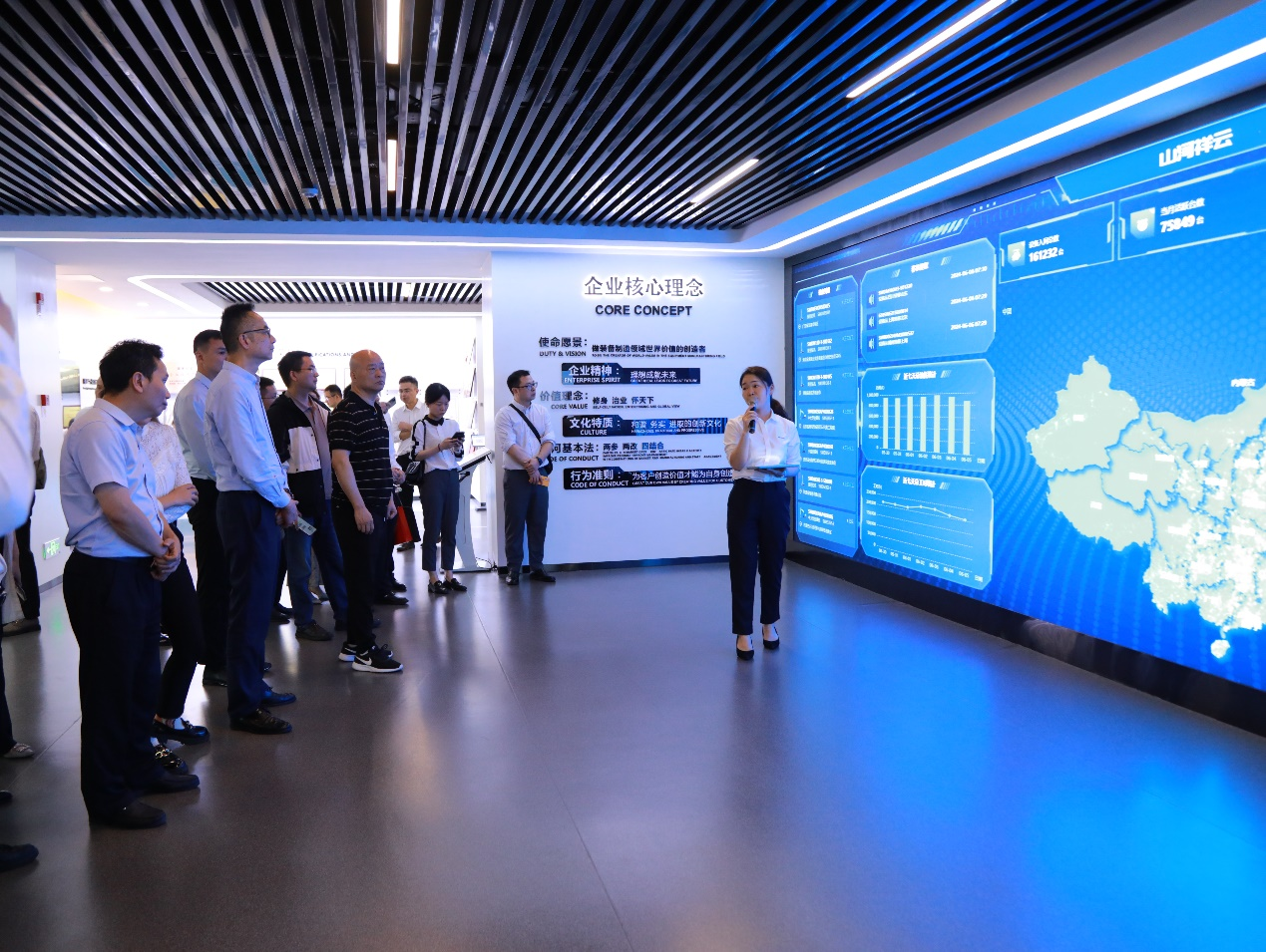 湘潭市工信局带队莅临必发智能开展智能制造现场观摩交流活动