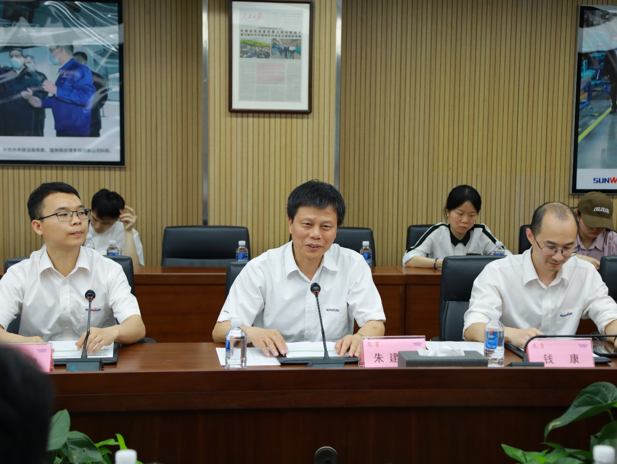 湘潭市工信局带队莅临必发智能开展智能制造现场观摩交流活动