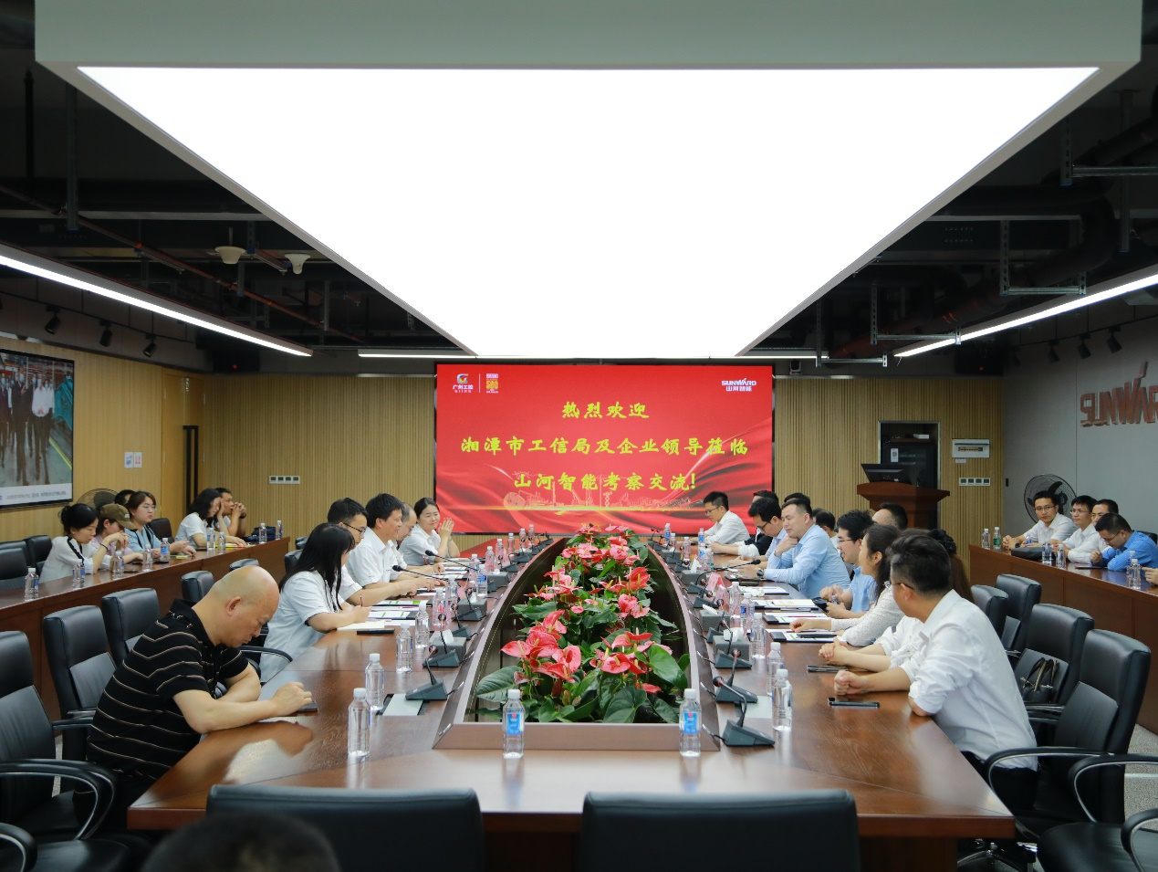 湘潭市工信局带队莅临必发智能开展智能制造现场观摩交流活动