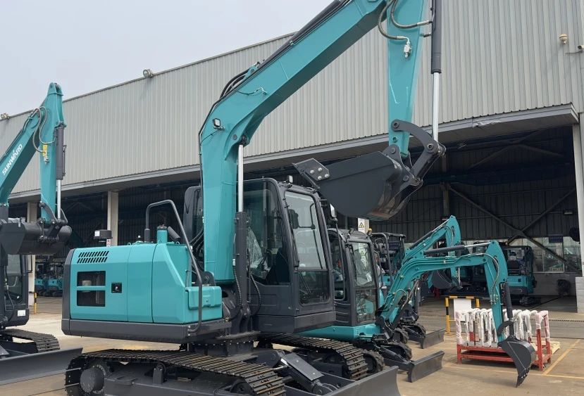 聚焦市场需求，，，，，必发智能三款精品工程液压挖掘机乐成下线