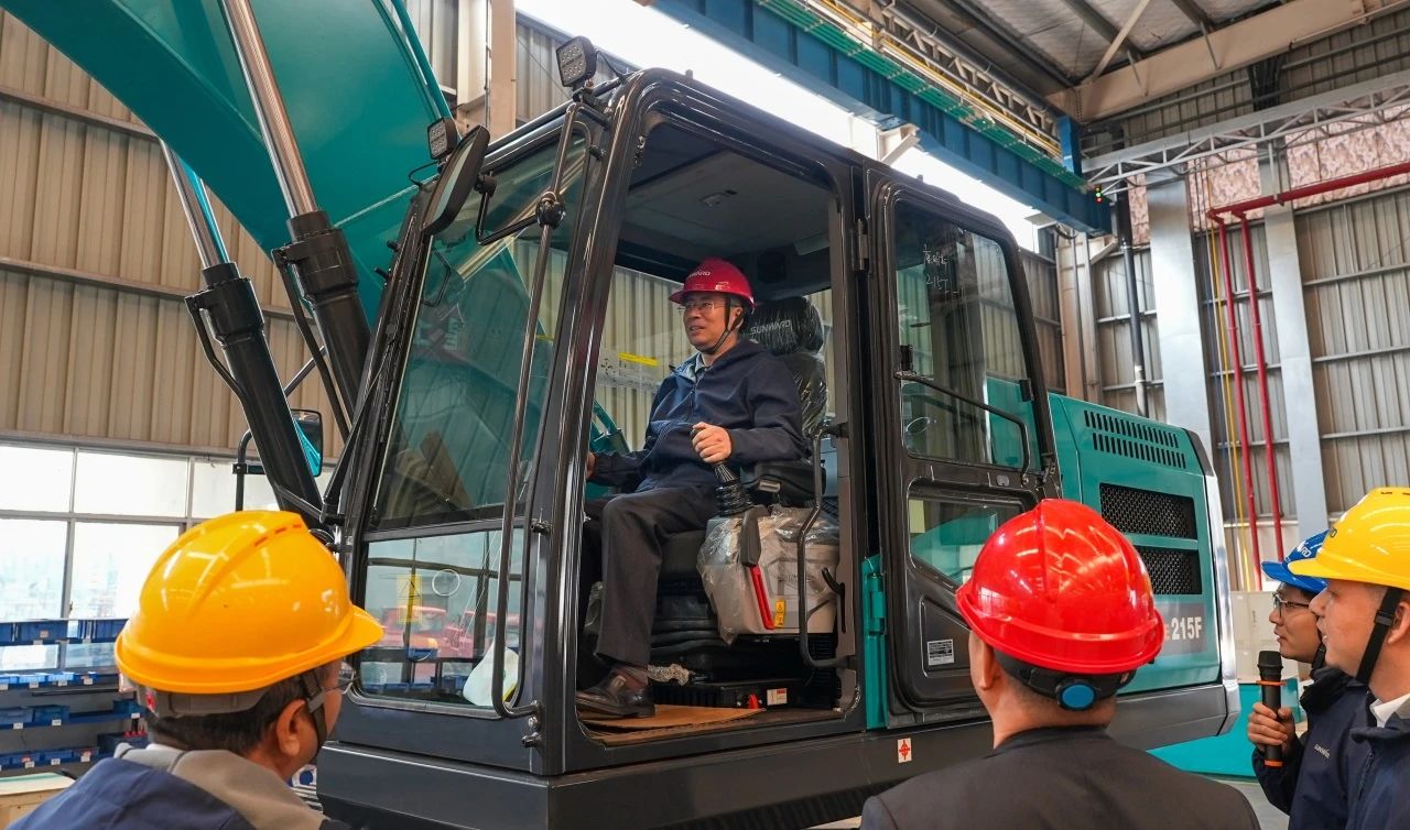 聚焦市场需求，，，，，必发智能三款精品工程液压挖掘机乐成下线