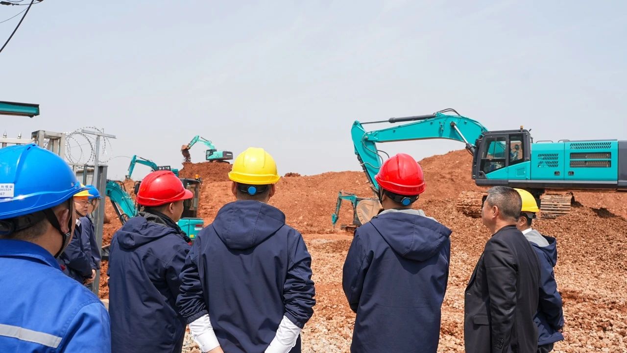 聚焦市场需求，，，，，必发智能三款精品工程液压挖掘机乐成下线