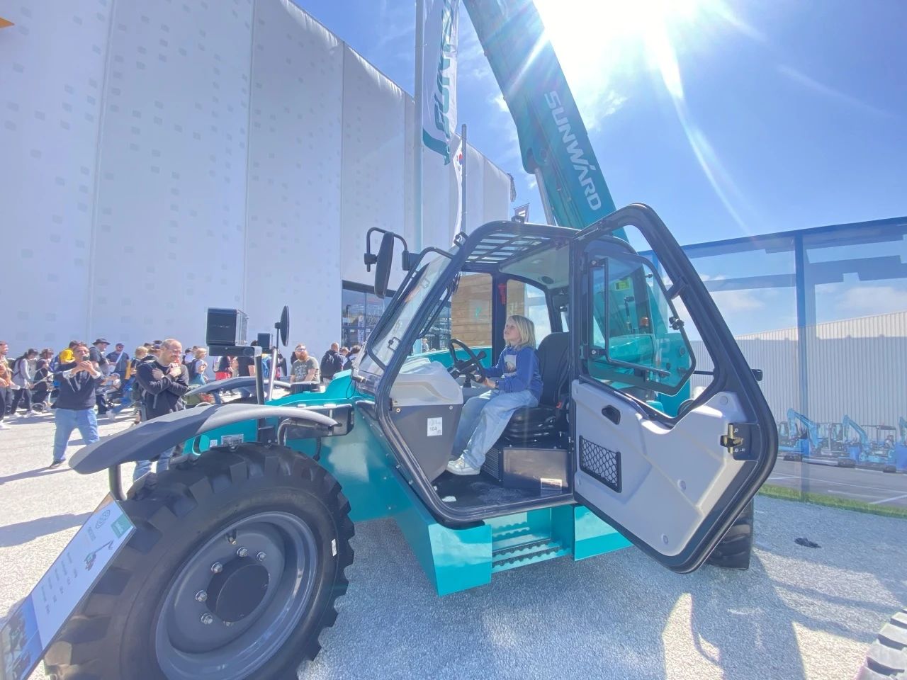 必发智能高空机械闪灼Bauma 2025！ 新能源手艺与立异产品获全球瞩目