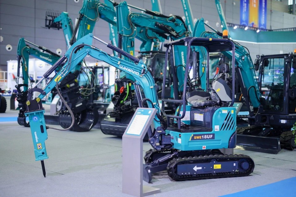 2025 CICEE | 从简单工具迈向多元化解决计划，，，，必发智能泛起非凡挖掘机风范