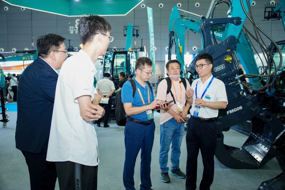 2025 CICEE | 从简单工具迈向多元化解决计划，，，，必发智能泛起非凡挖掘机风范