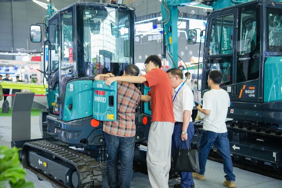 2025 CICEE | 从简单工具迈向多元化解决计划，，，，必发智能泛起非凡挖掘机风范