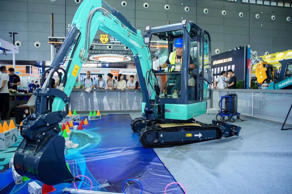 2025 CICEE | 从简单工具迈向多元化解决计划，，，，必发智能泛起非凡挖掘机风范