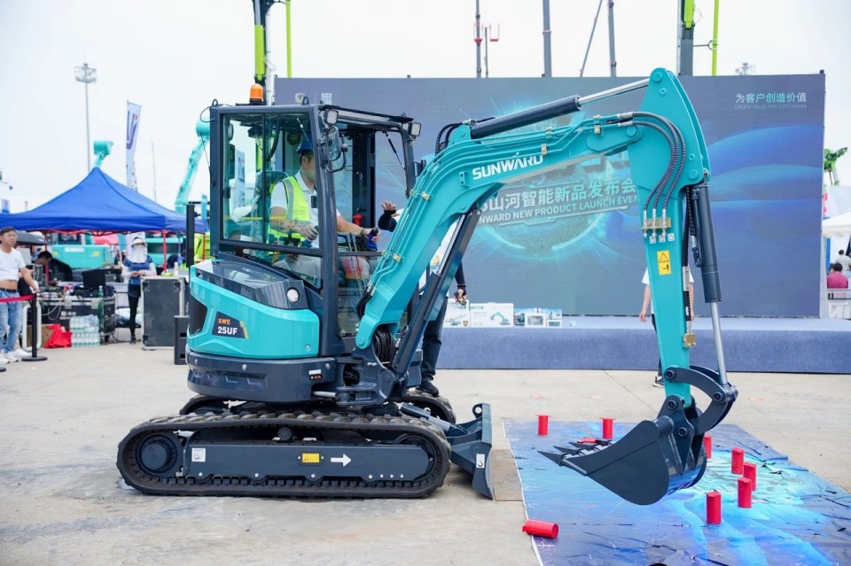 2025 CICEE | 从简单工具迈向多元化解决计划，，，，必发智能泛起非凡挖掘机风范