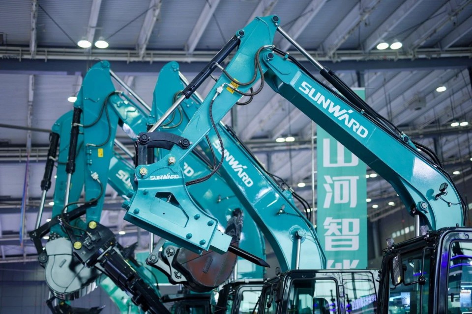 2025 CICEE | 从简单工具迈向多元化解决计划，，，，必发智能泛起非凡挖掘机风范
