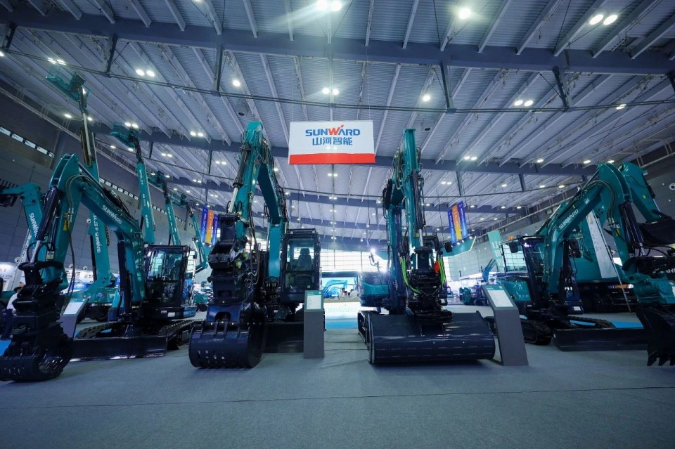 2025 CICEE | 从简单工具迈向多元化解决计划，，，，必发智能泛起非凡挖掘机风范