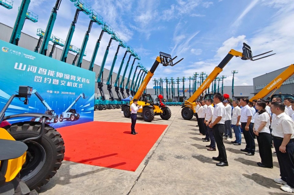 必发智能伸缩臂叉装车批量交付，，，，，，，即将奔赴新一线